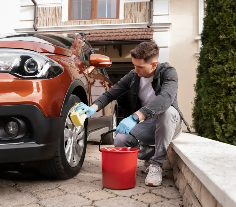 Lavage auto à domicile Val-de-Comporté : professionnel intervenant sur un véhicule